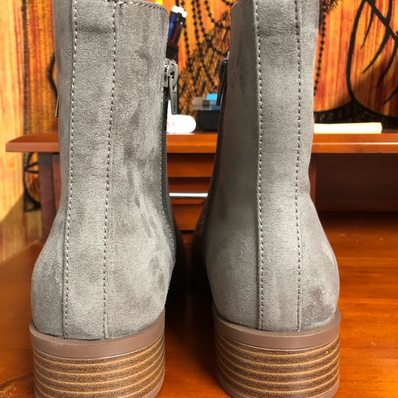 Brand new never worn Chelsea style boots - Picture 3 of 4